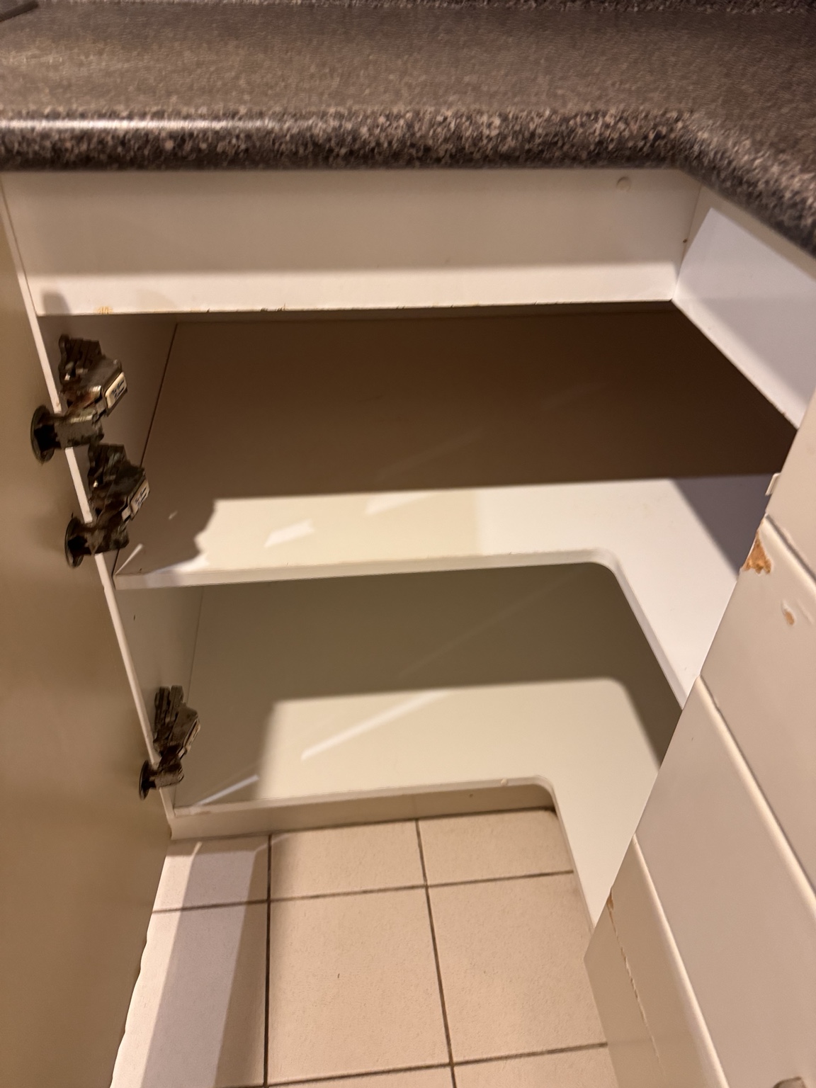 Kitchen cabinet cleaned and cleared after UrbanShine cleaning